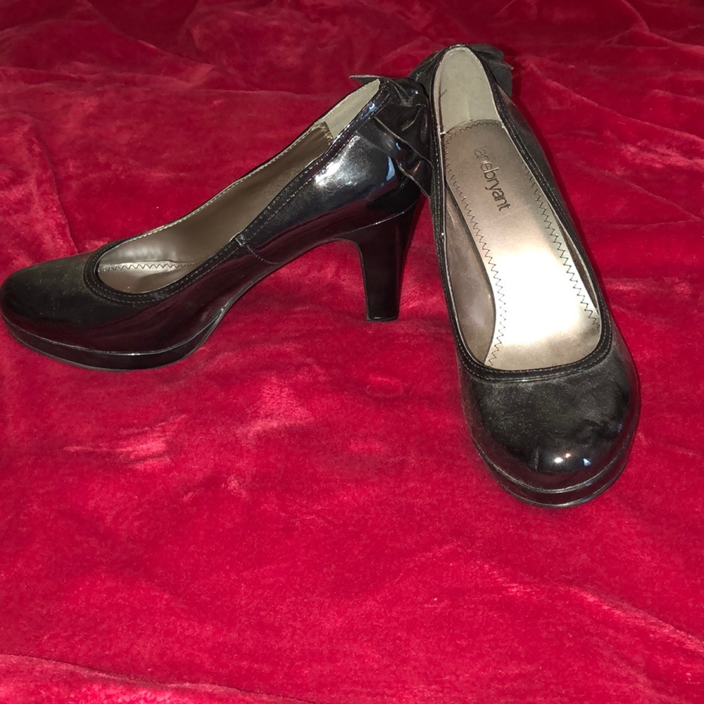 Leather heels with bow in back